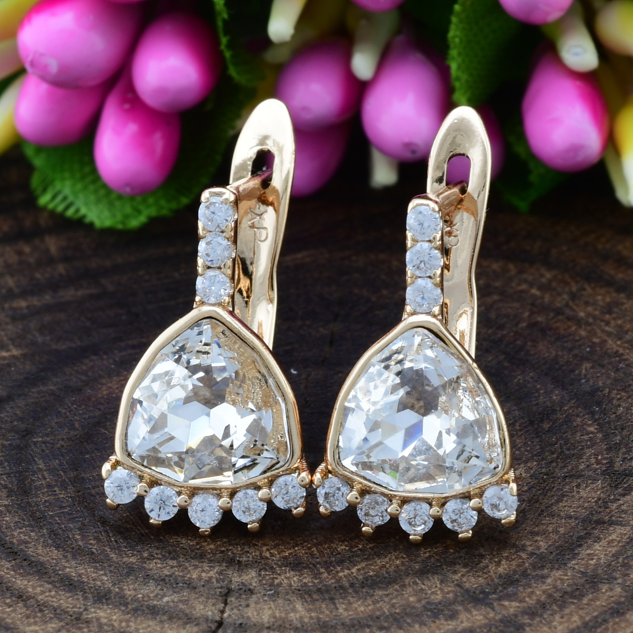 

Серьги Xuping с кристаллами Swarovski 21414 размер 15х9 мм цвет белый вес 2.8 г позолота 18К