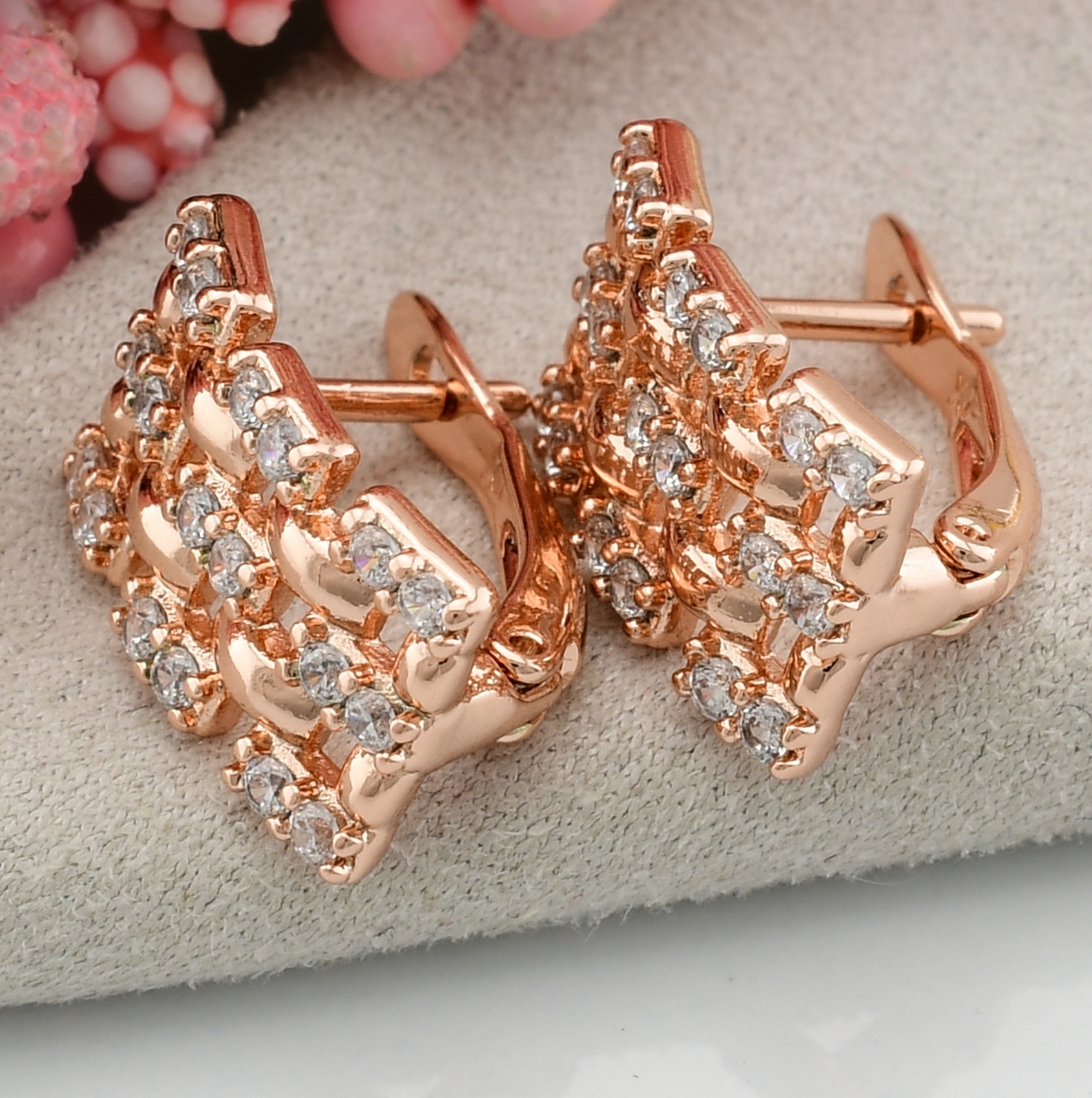 

Серьги Xuping 31204 размер 15х9 мм вес 3.1 г белые фианиты позолота РО