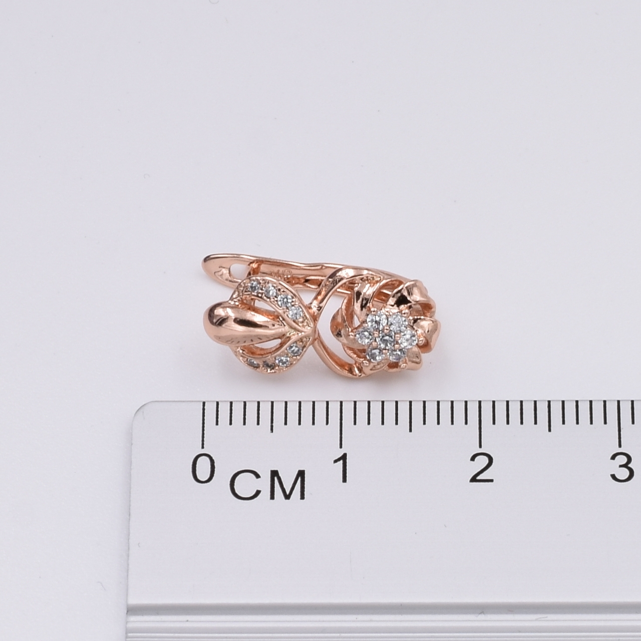 

Серьги Xuping 30345 размер 17х9 мм белые фианиты вес 2.6 г позолота РО