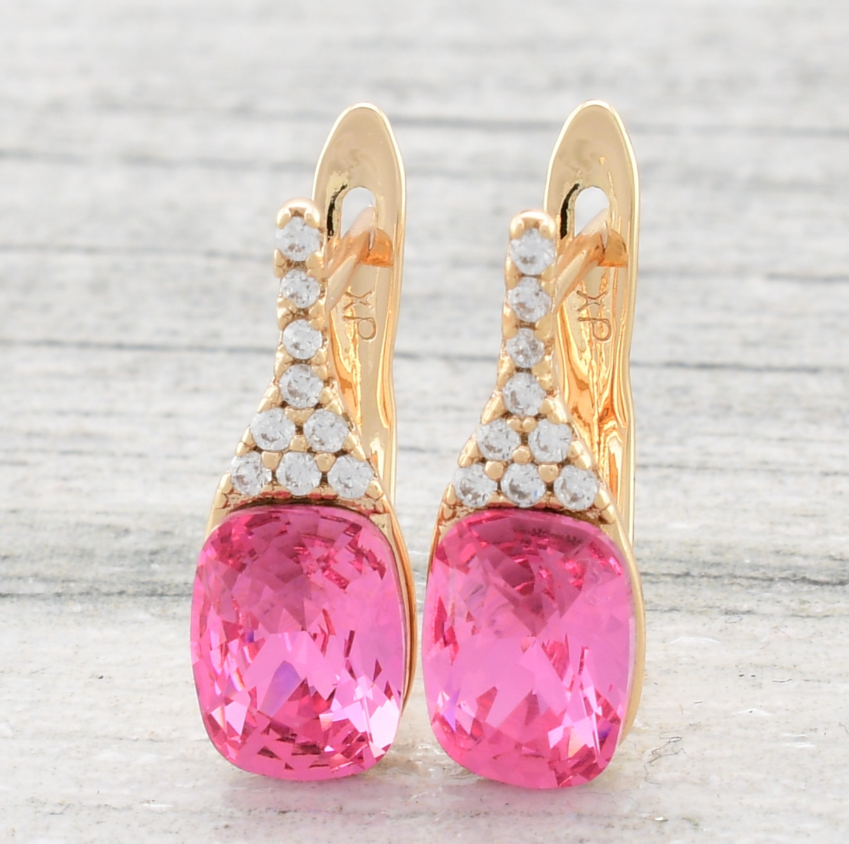 

Серьги Xuping с кристаллами Swarovski 83138 размер 18х6 мм цвет розовый вес 4.5 г позолота 18К