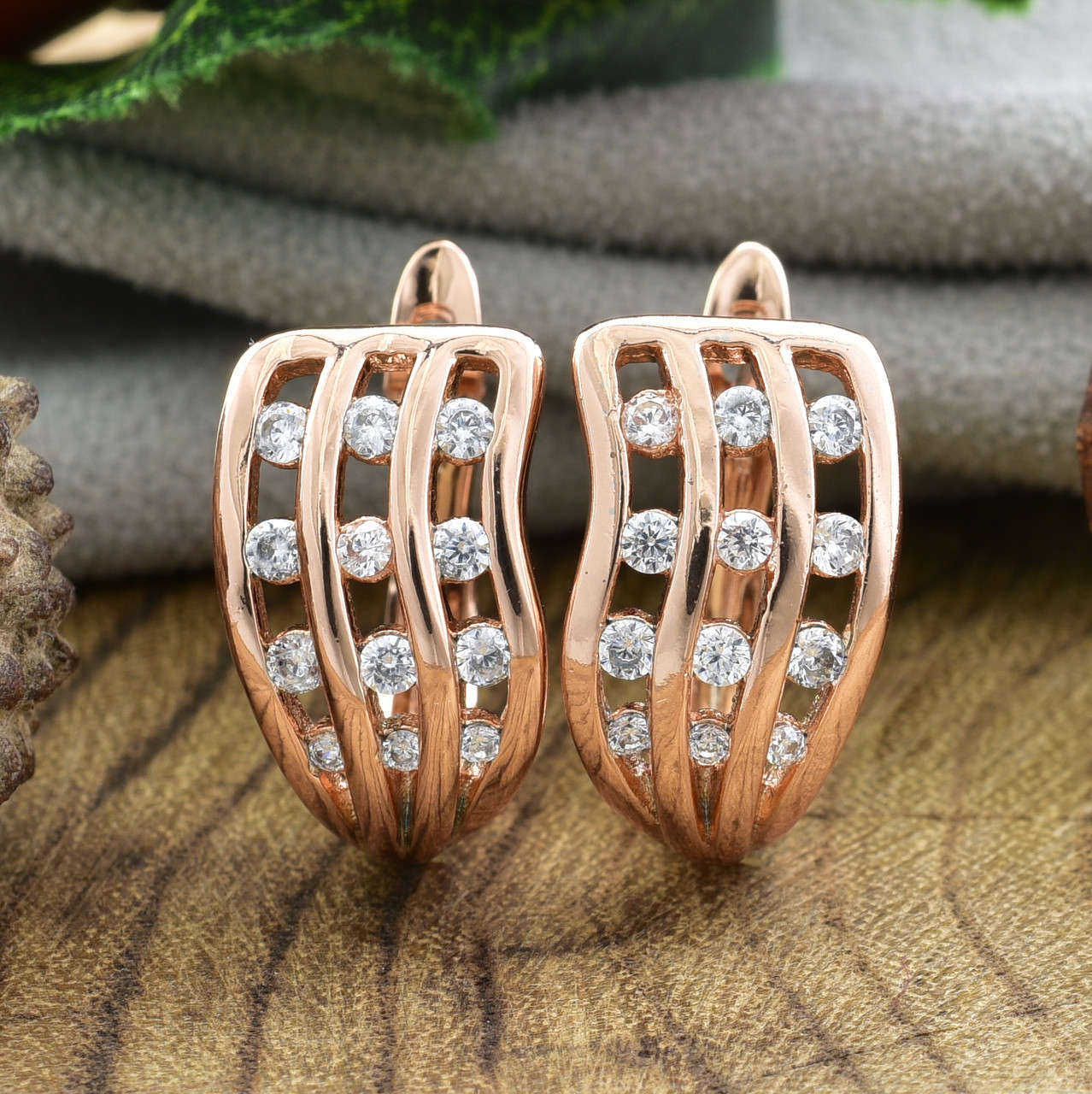 

Серьги Xuping 26058 размер 16х9 мм вес 3.7 г белые фианиты позолота РО