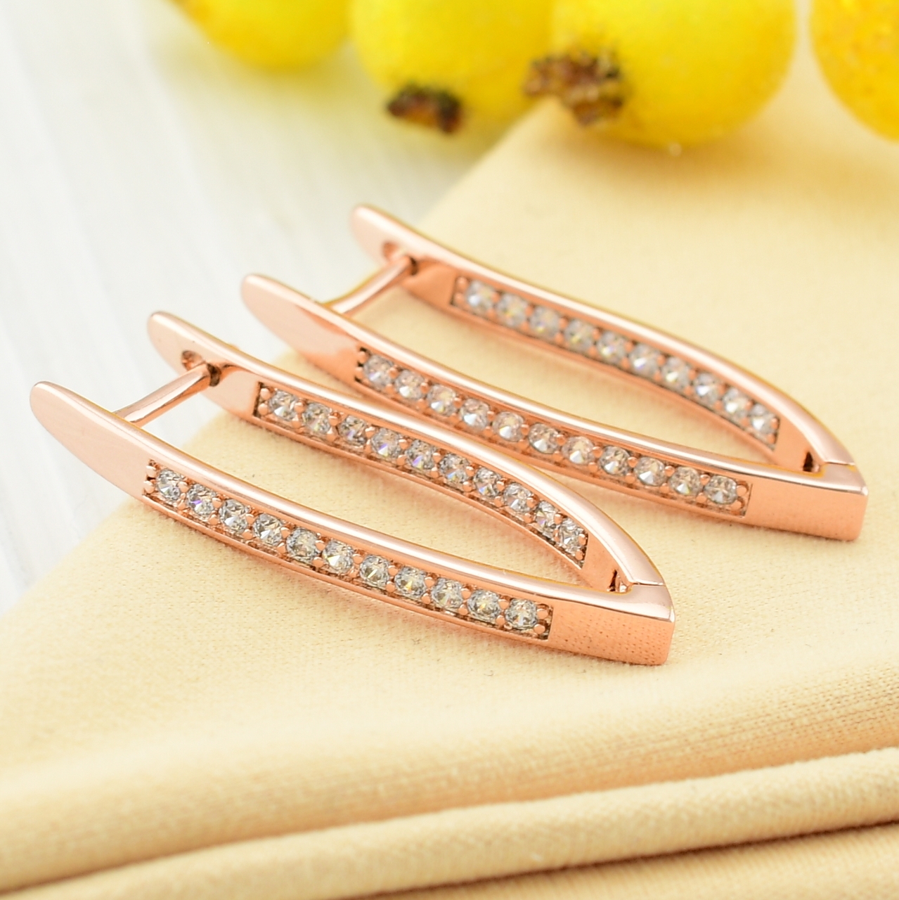 

Серьги Xuping 31193 размер 30х3 мм вес 3.2 г белые фианиты позолота РО