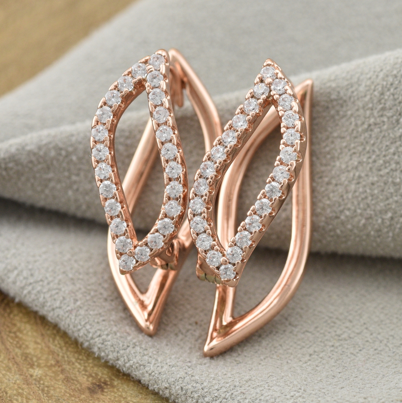 

Серьги Xuping 30642 размер 21х8 мм белые фианиты вес 6.0 г позолота РО