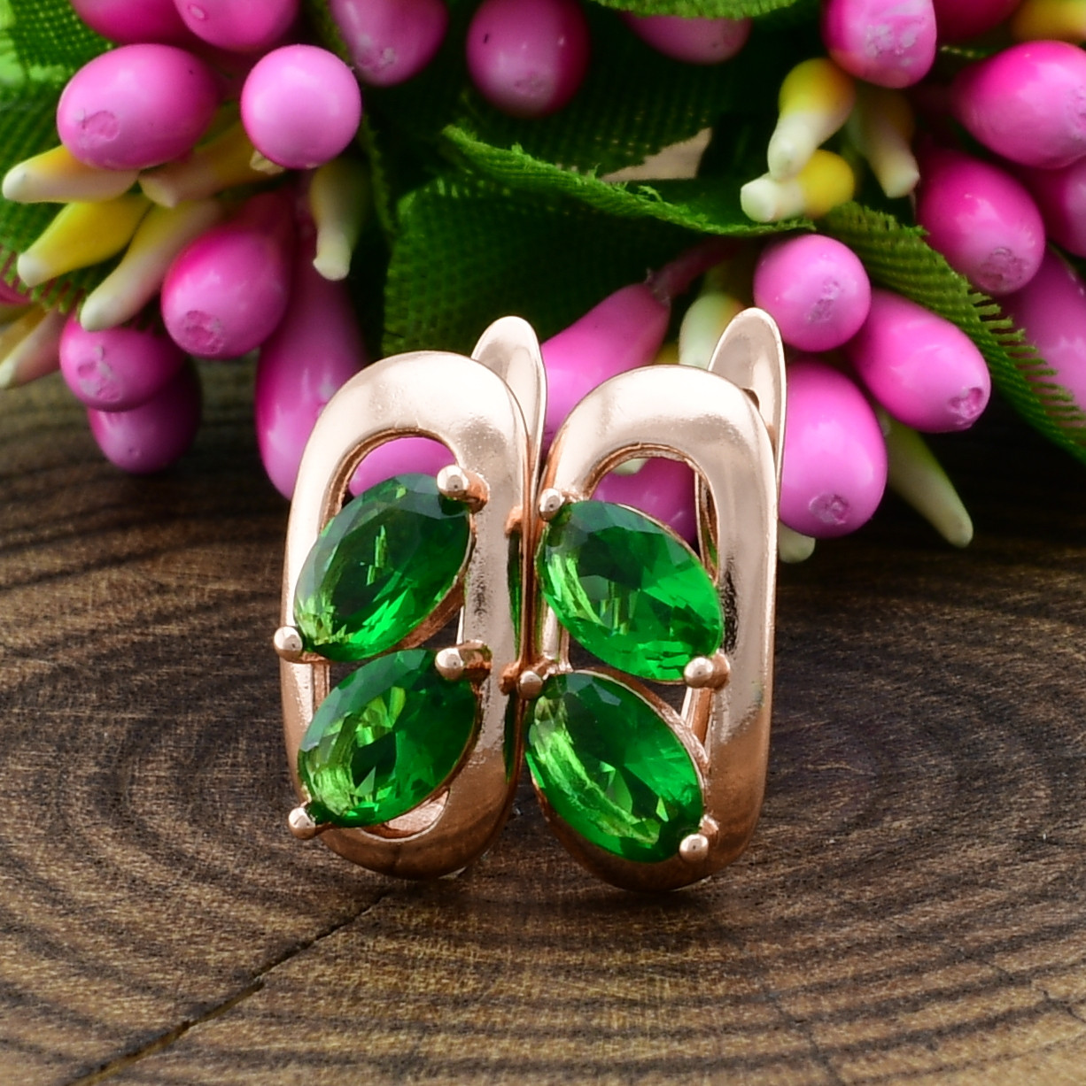 

Серьги Xuping Милано 21000 размер 15х7 мм зеленые фианиты позолота РО