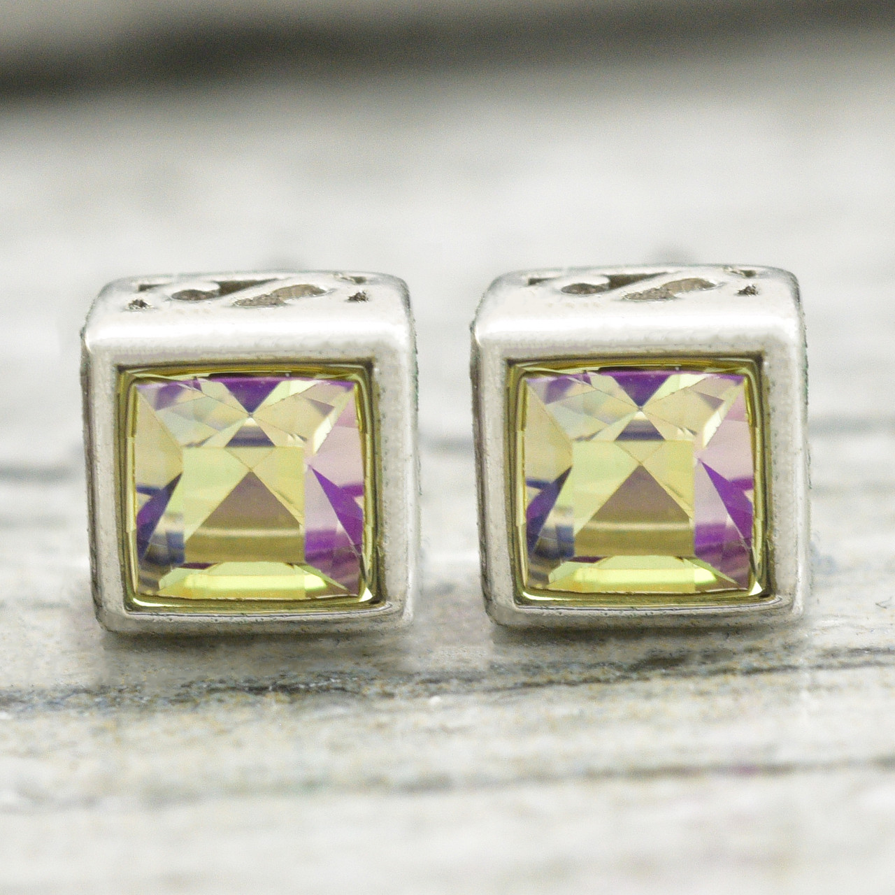 

Серьги Xuping с кристаллами Swarovski 93424 размер 5х5 мм цвет блестящий зеленый позолота Белое Золото