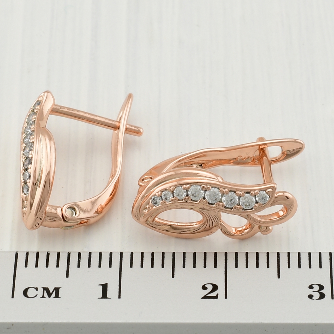 

Сережки Xuping 31203 розмір 16х8 мм вага 2.3 г білі фіаніти позолота РО
