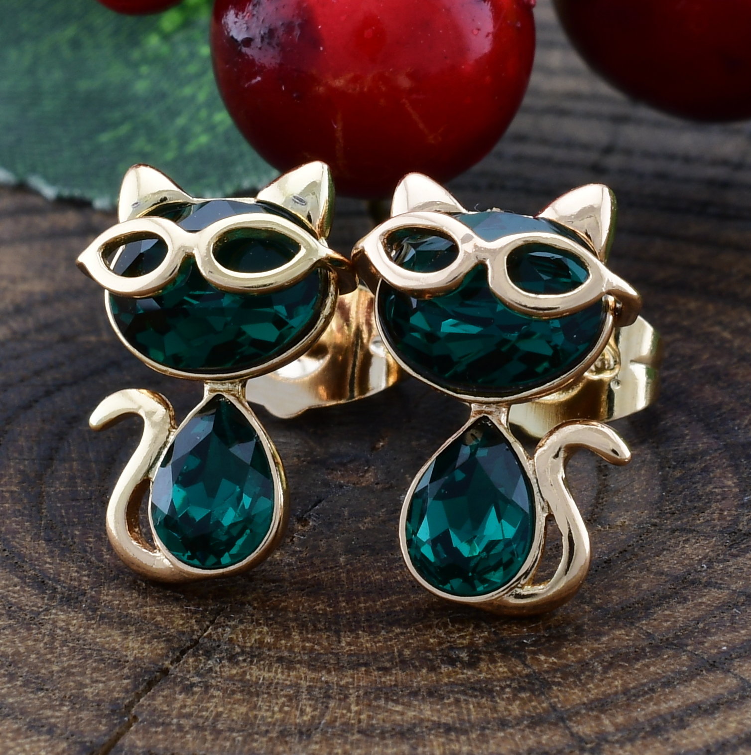 

Серьги Xuping с кристаллами Swarovski 27276 размер 14х10 мм вес 3.3 г изумрудный цвет позолота 18К