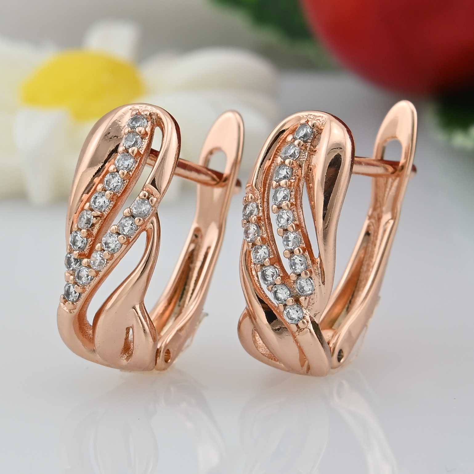 

Серьги Xuping 27257 размер 14х5 мм вес 1.9 г белые фианиты позолота РО