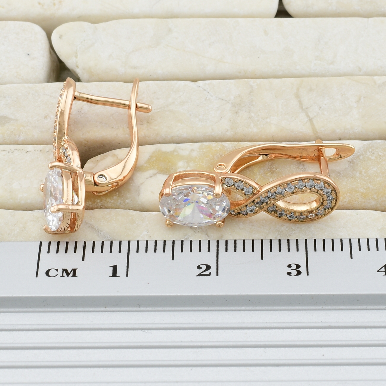 

Сережки Xuping 30116 розмір 20х7 мм білі фіаніти вага 3.3 г позолота 18К