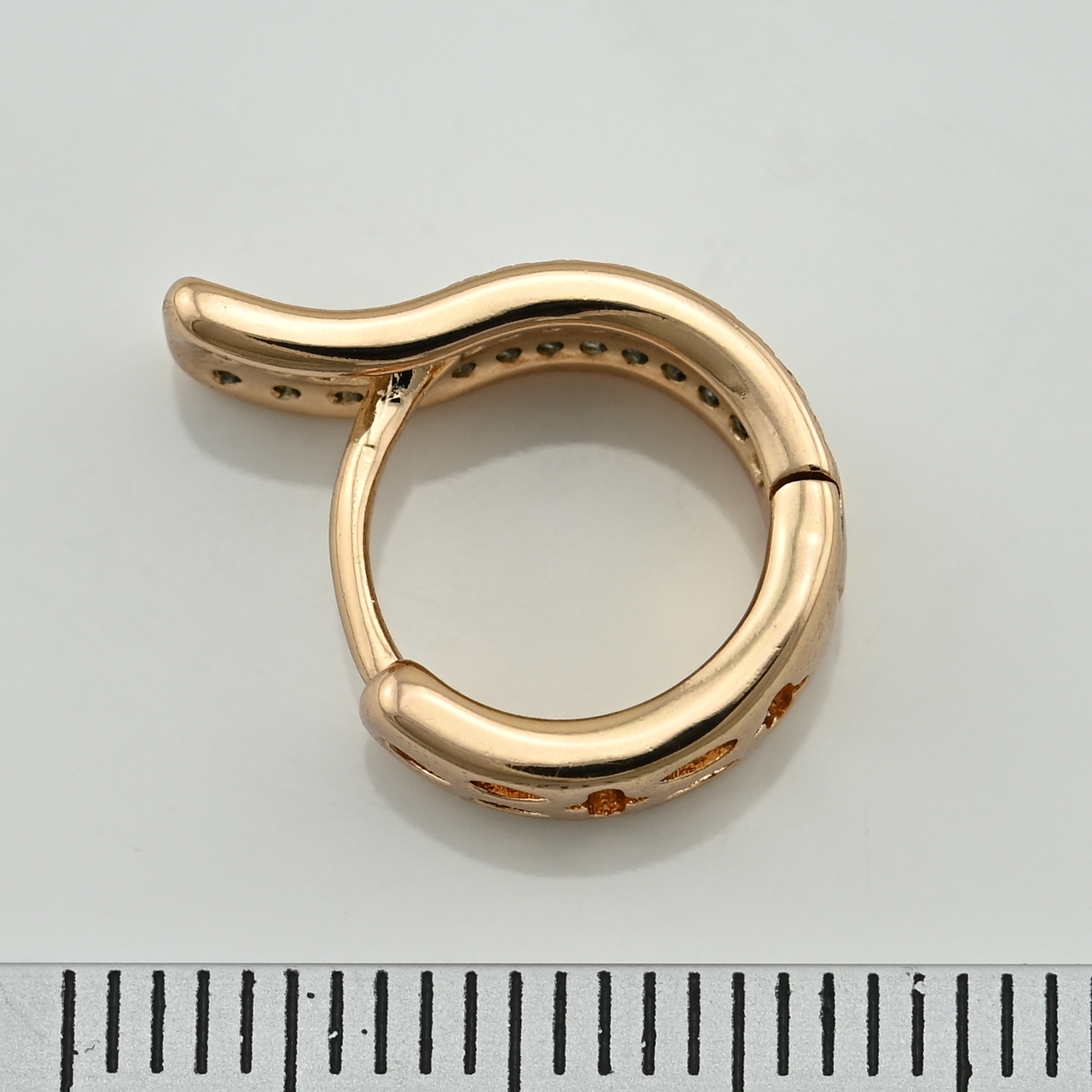 

Серьги Xuping 31421 размер 15х6 мм белые фианиты вес 2.9 г позолота 18К