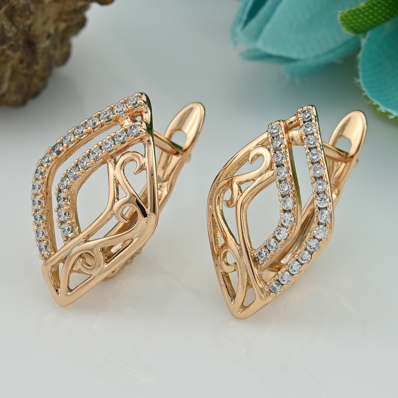 

Серьги Xuping 31064 размер 18х12 мм белые фианиты вес 2.0 г позолота 18К