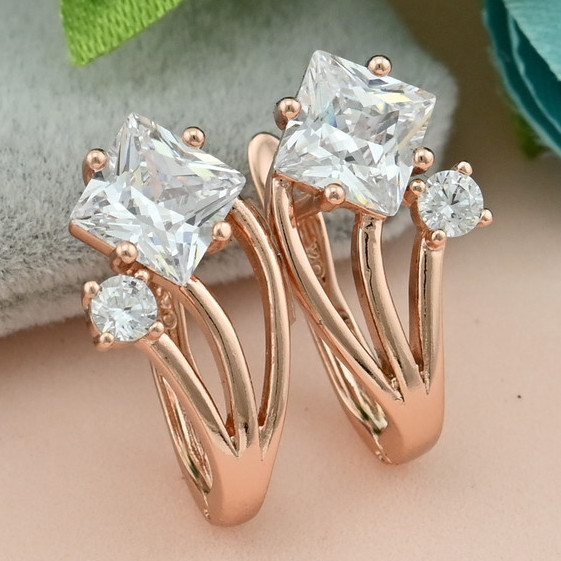

Серьги Xuping 27830 размер 19х9 мм белые фианиты вес 3.4 г позолота РО