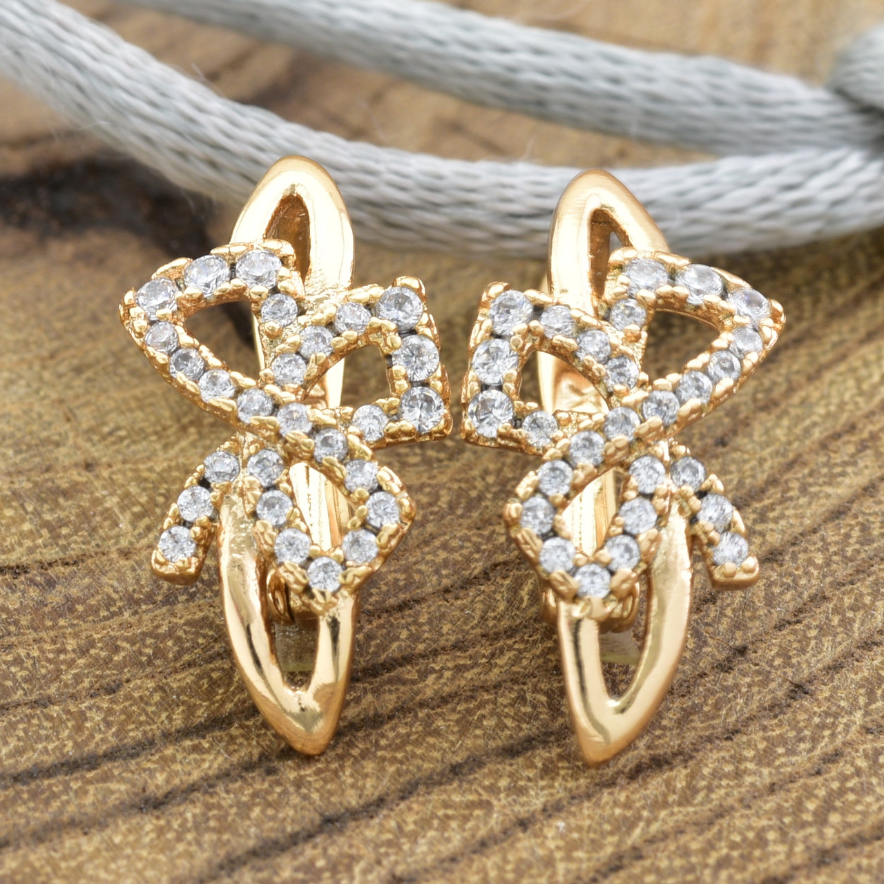 

Серьги Xuping Бриллиантовый бантик 25889 размер 19х9 мм белые фианиты вес 2.2 г позолота 18К