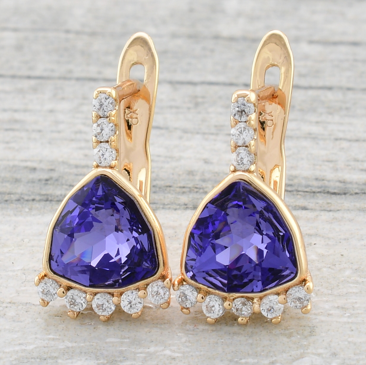

Серьги Xuping с кристаллами Swarovski 21414 размер 15х9 мм цвет фиолетовый вес 2.82 г позолота 18К