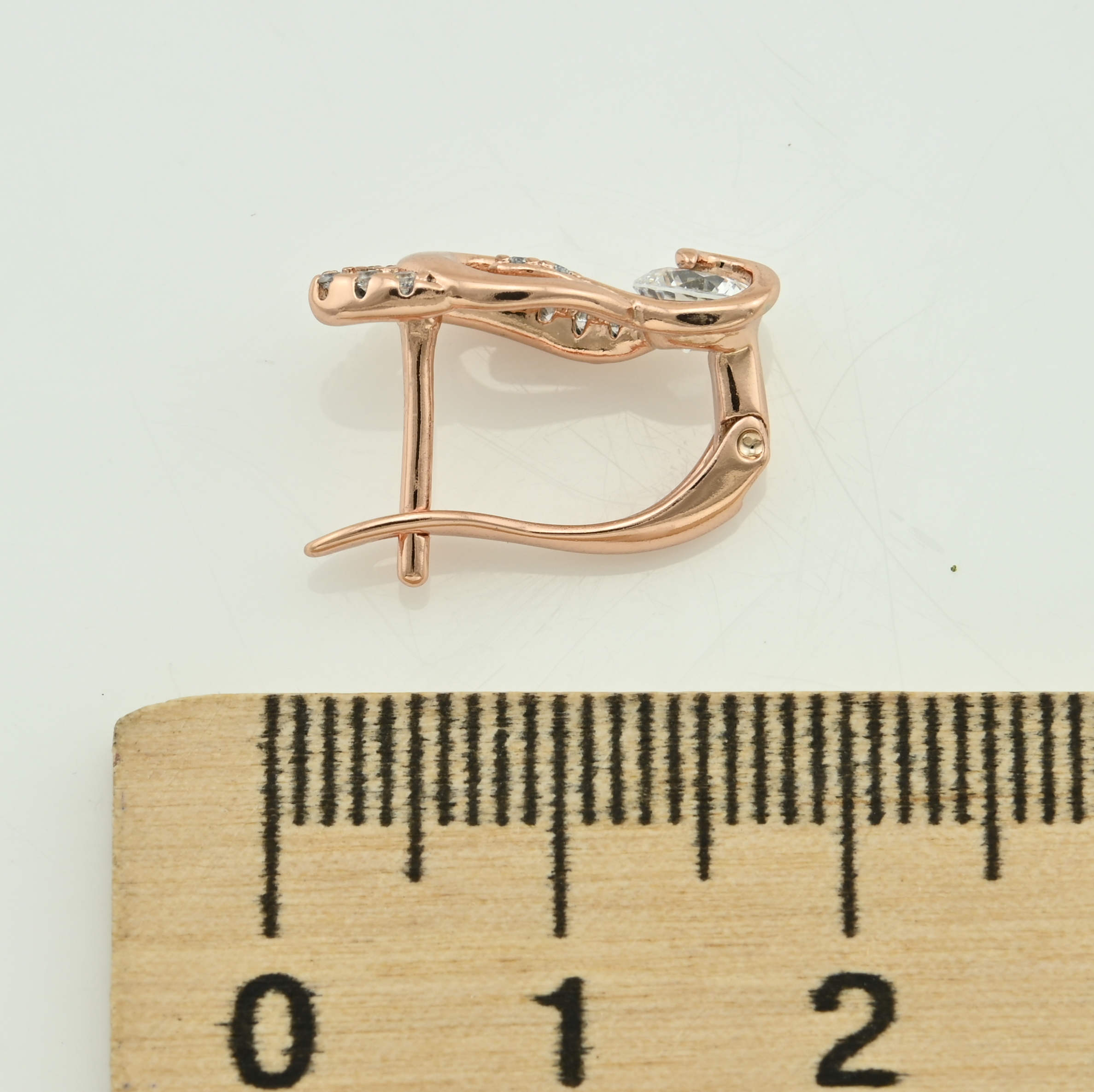 

Серьги Xuping 26796 размер 16х8 мм вес 2.4 г белые фианиты позолота РО