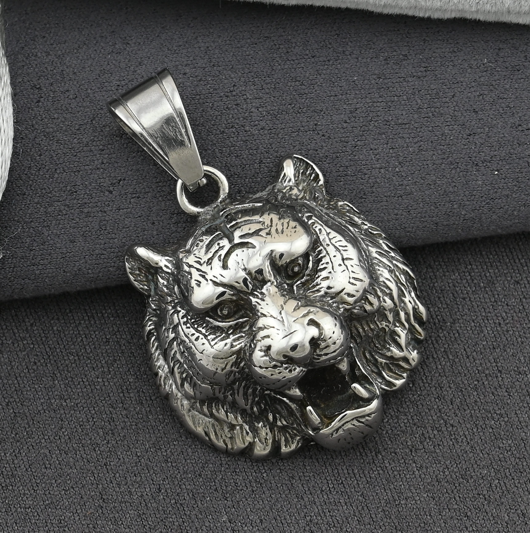 

Сталевий кулон Xuping для ланцюжків до 5 мм 30595 розмір 40х28 мм вага 19.5 г