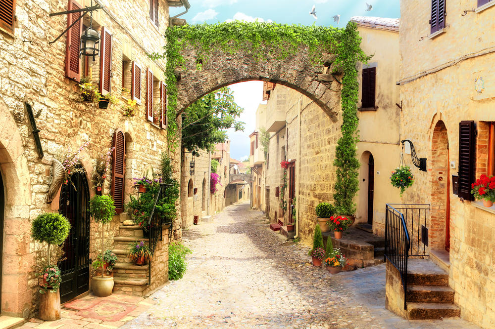 

Фотообои Walldeco Старинная улочка в зелени №31866 Бриз