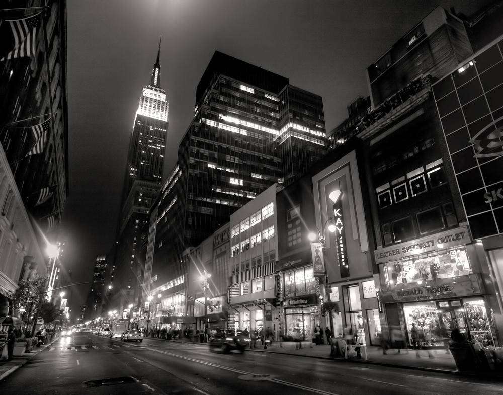 

Фотообои Walldeco Ночная улица большого города черно-белое №1962 Базальт