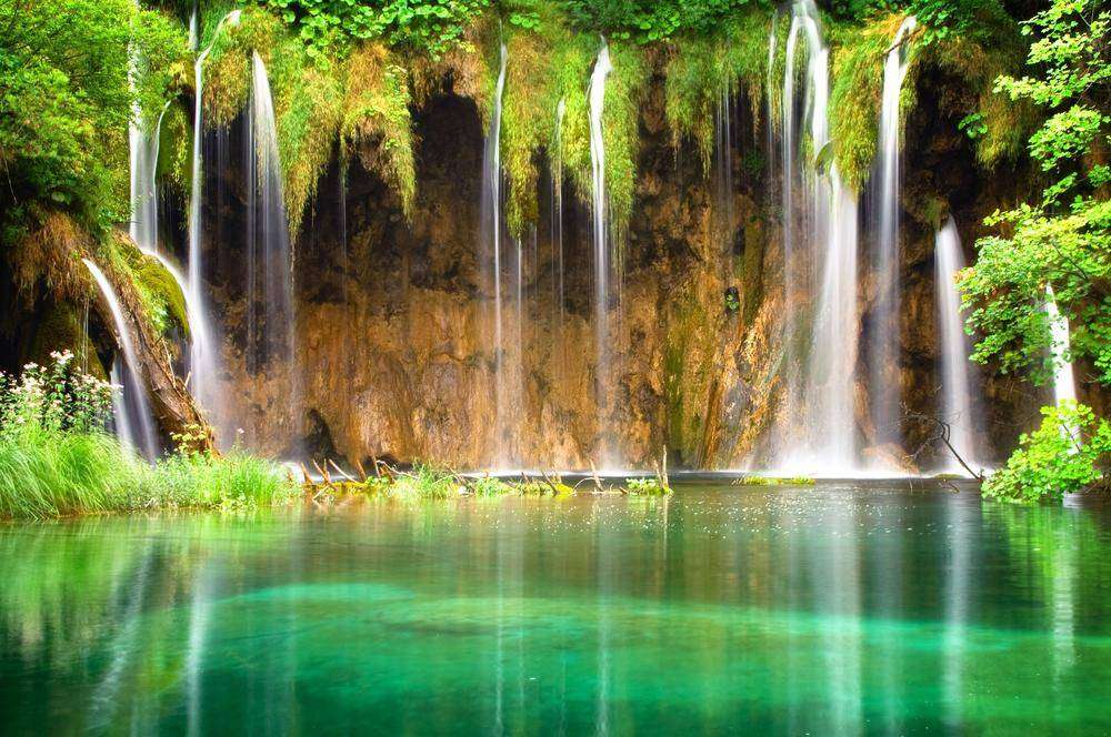 

Фотообои Walldeco Водопад впадающий в озеро №0349 Фреска
