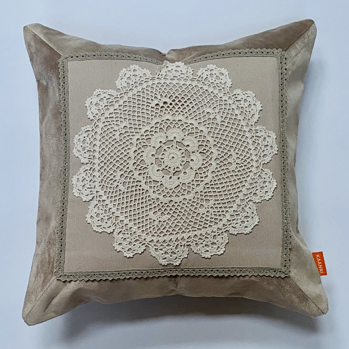 

Подушка Kaanni Нежное прикосновение. Кружево в бежевом бархате 40х40 см 40x40 Бежевый