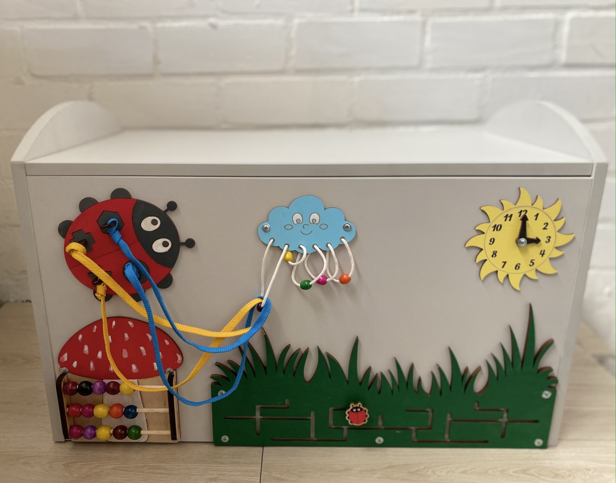 

2в1 Ящик для игрушек + Бизиборд Kids Idea Божья Коровка серый 70*45*40см