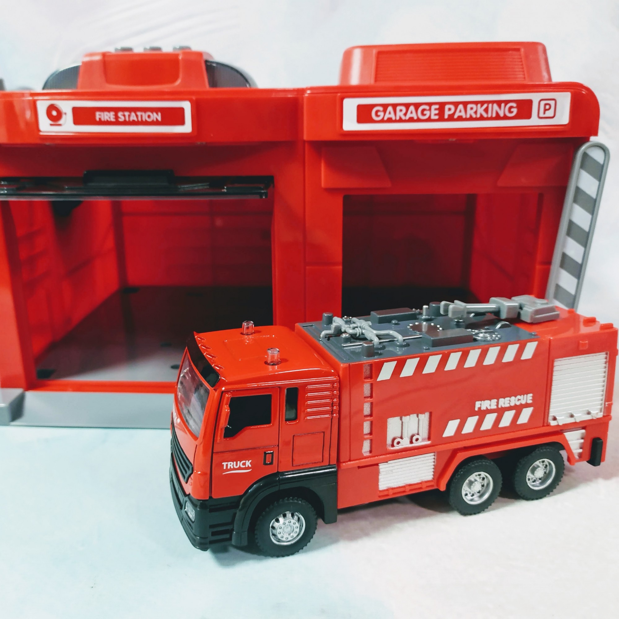 

Игровой набор Гараж Пожарная машина CLM Engineering Caller Garage (CLM-551)