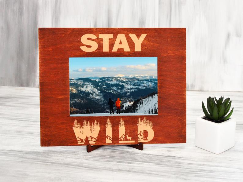 

Подарочная рамка для фото из натурального дерева с гравировкой "Stay wild" 13х18, горизонтальная, Красное дерево, WOODPRESENT