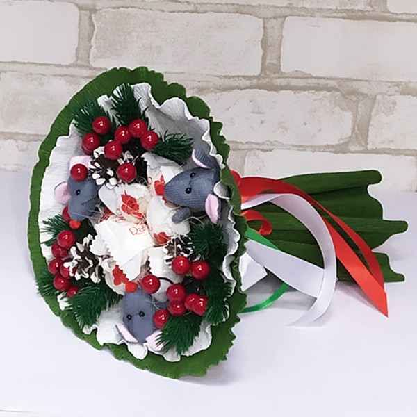 

Букет из игрушек Мышки с рафаэлло новогодний(5366)