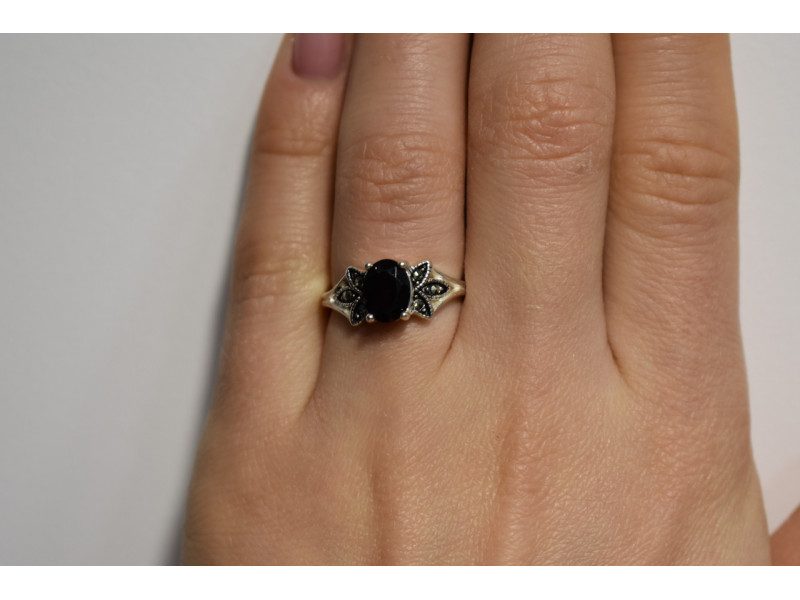 

Серебряное кольцо с Гранатом и черным нефритом Sky Jewelry 000749