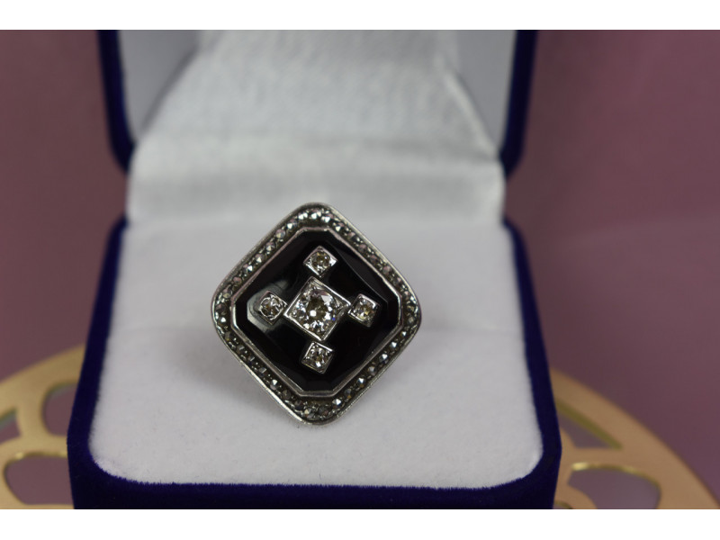 

Серебряное кольцо с бесцветным сапфиром и черным нефритом Sky Jewelry 000722