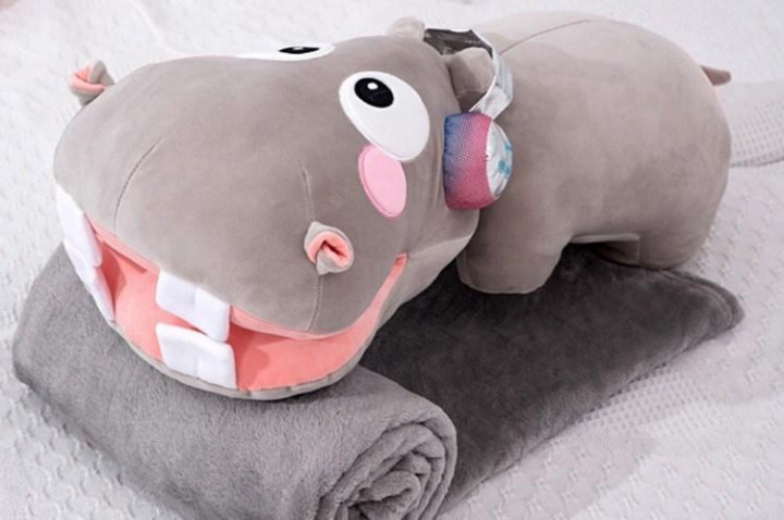 

Игрушка подушка бегемот с пледом внутри 3 в 1 серый MNC kcr0178