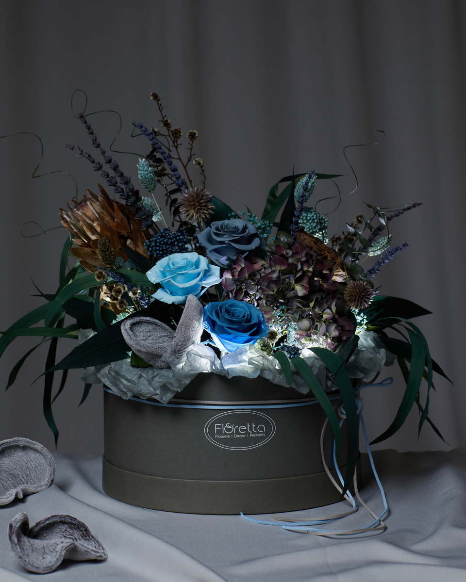 

Интерьерная композиция «Шлейф Снежной королевы» из сухоцветов в шляпной коробке с подсветкой L