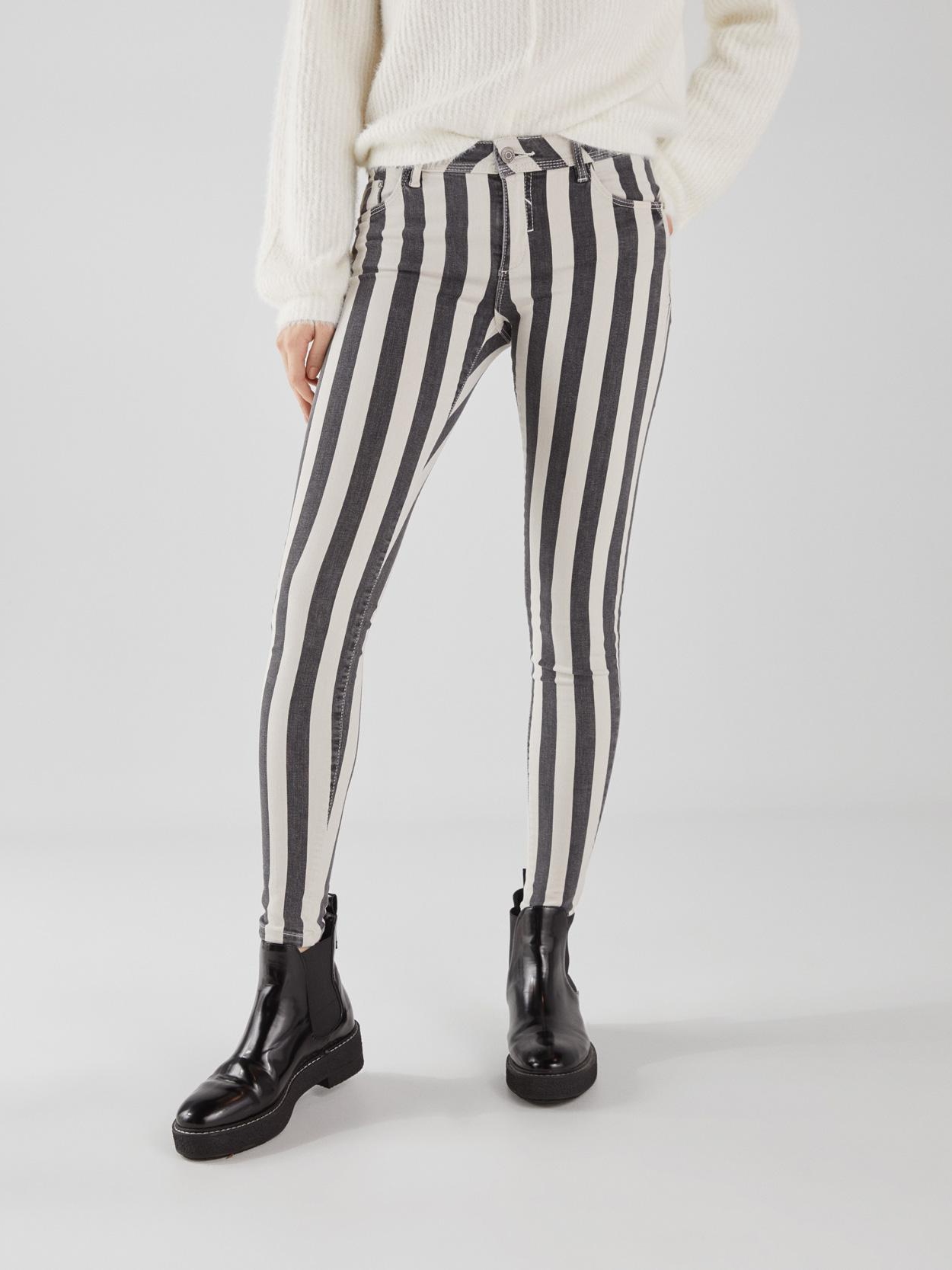 

Брюки Bershka 5238/388/712-ACSQ 40 Серые с черным