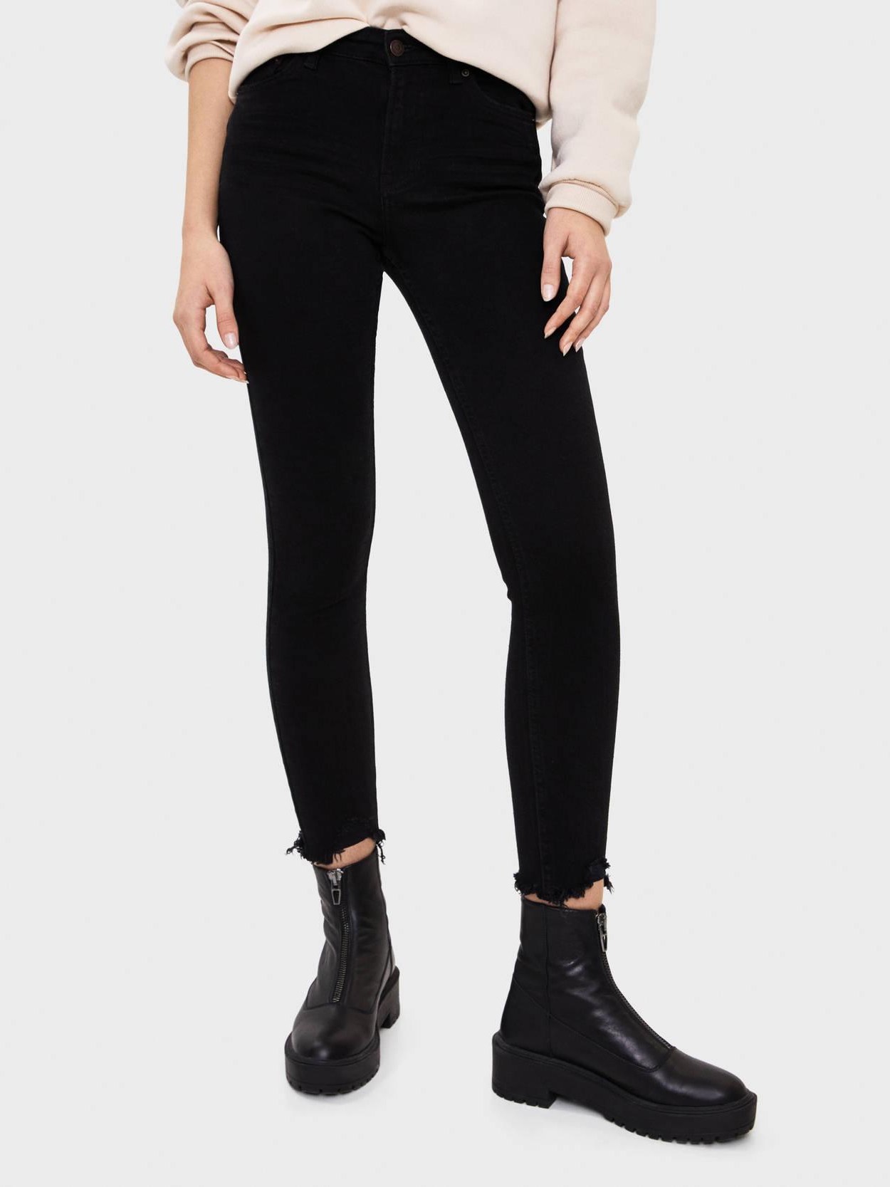 

Джинсы Bershka 5000/211/800-AAAD 42 Черные