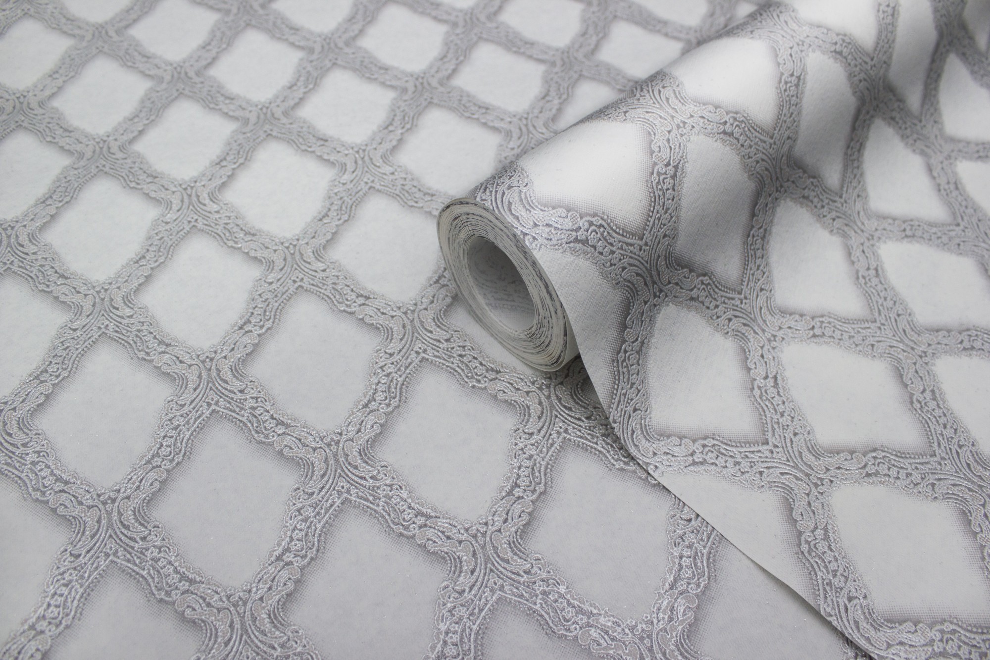 

Обои виниловые на флизелиновой основе LS Шарлотта бело-серебряные ДХV-1197/3 (1.06х10.05)