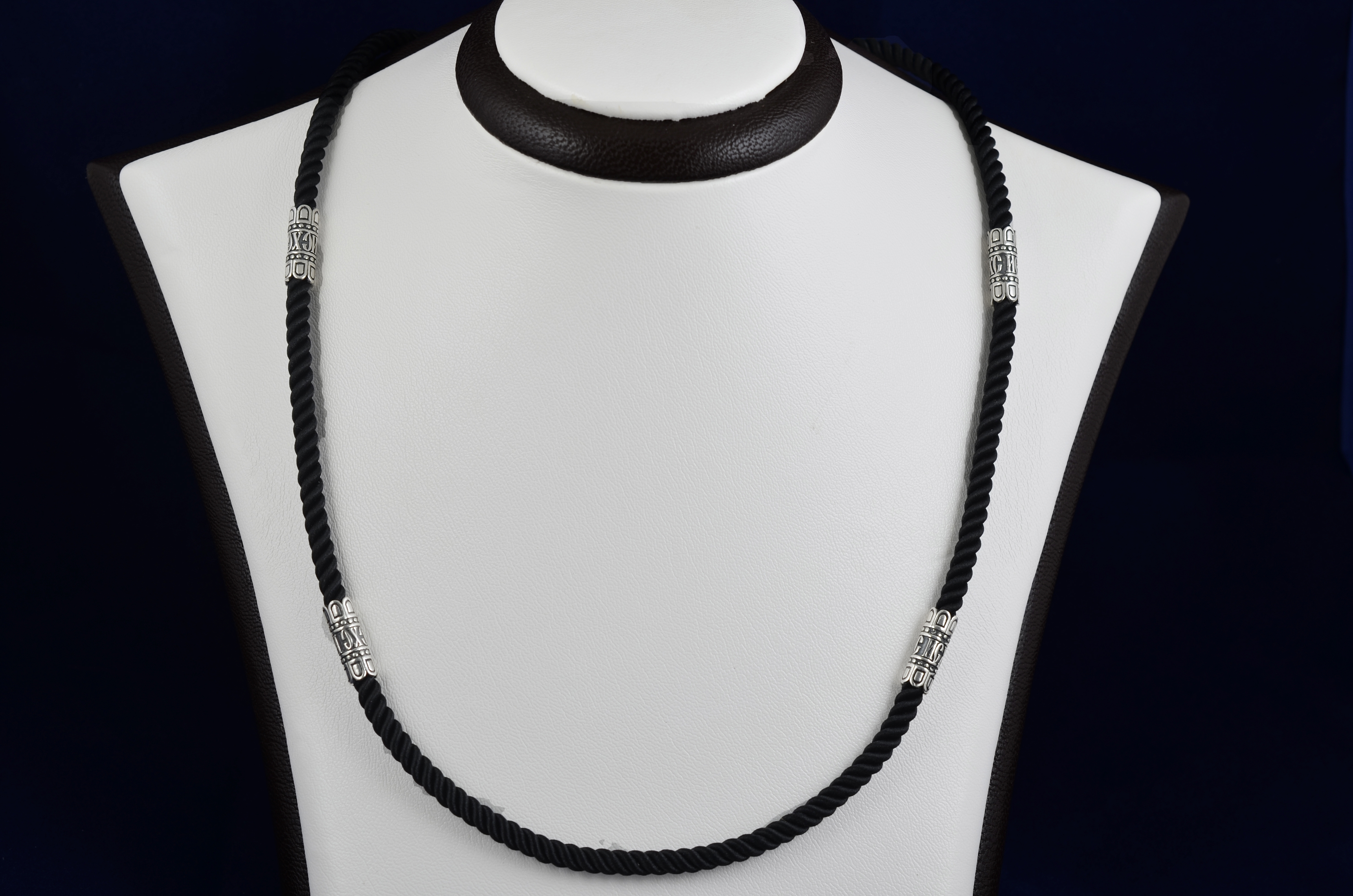 

Серебряный шнурок со вставками Meridian 925 пробы в чернении 55 размер (843/4550)