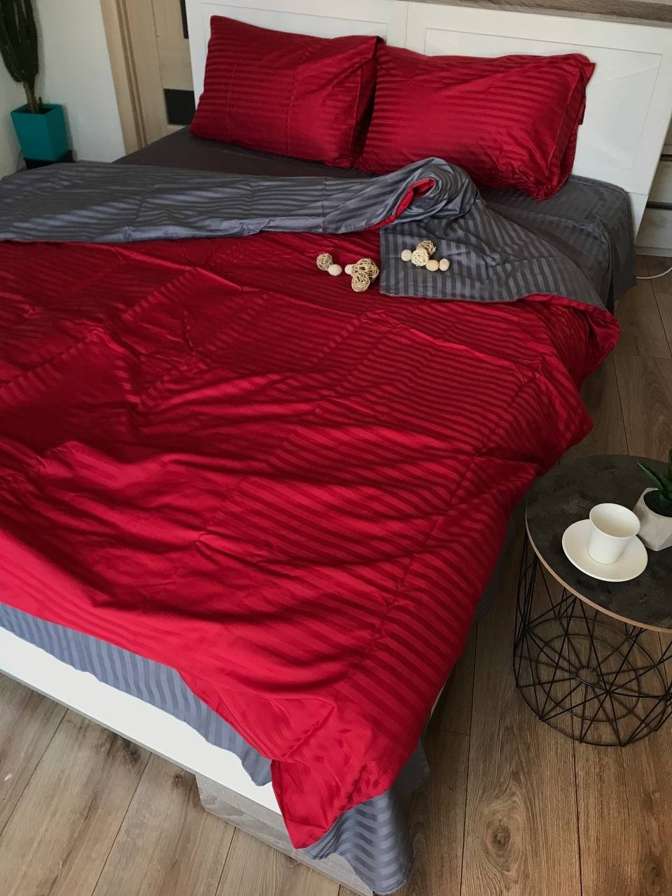 

Постельное Белье из Страйп Сатина Красный-Серый 150х220х2 - Семейный SleepTime