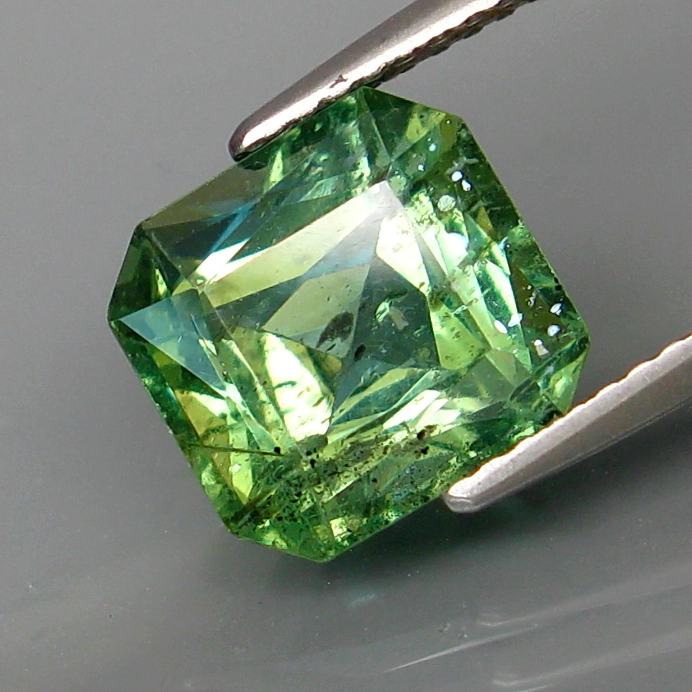 

3.9Ct Натуральный зеленый апатит 9.4*9мм октагон Е14760