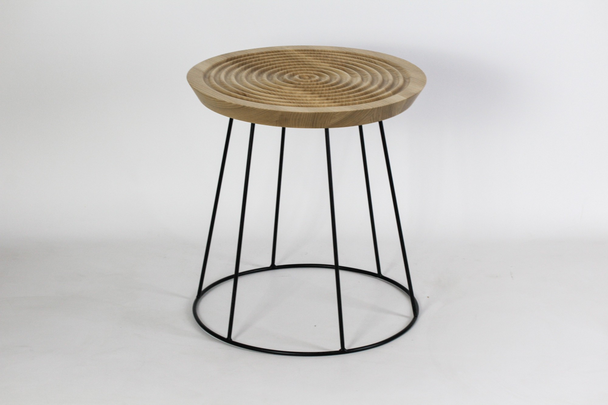 

Деревянный столик – табурет для спальни, гостиной, кухни.