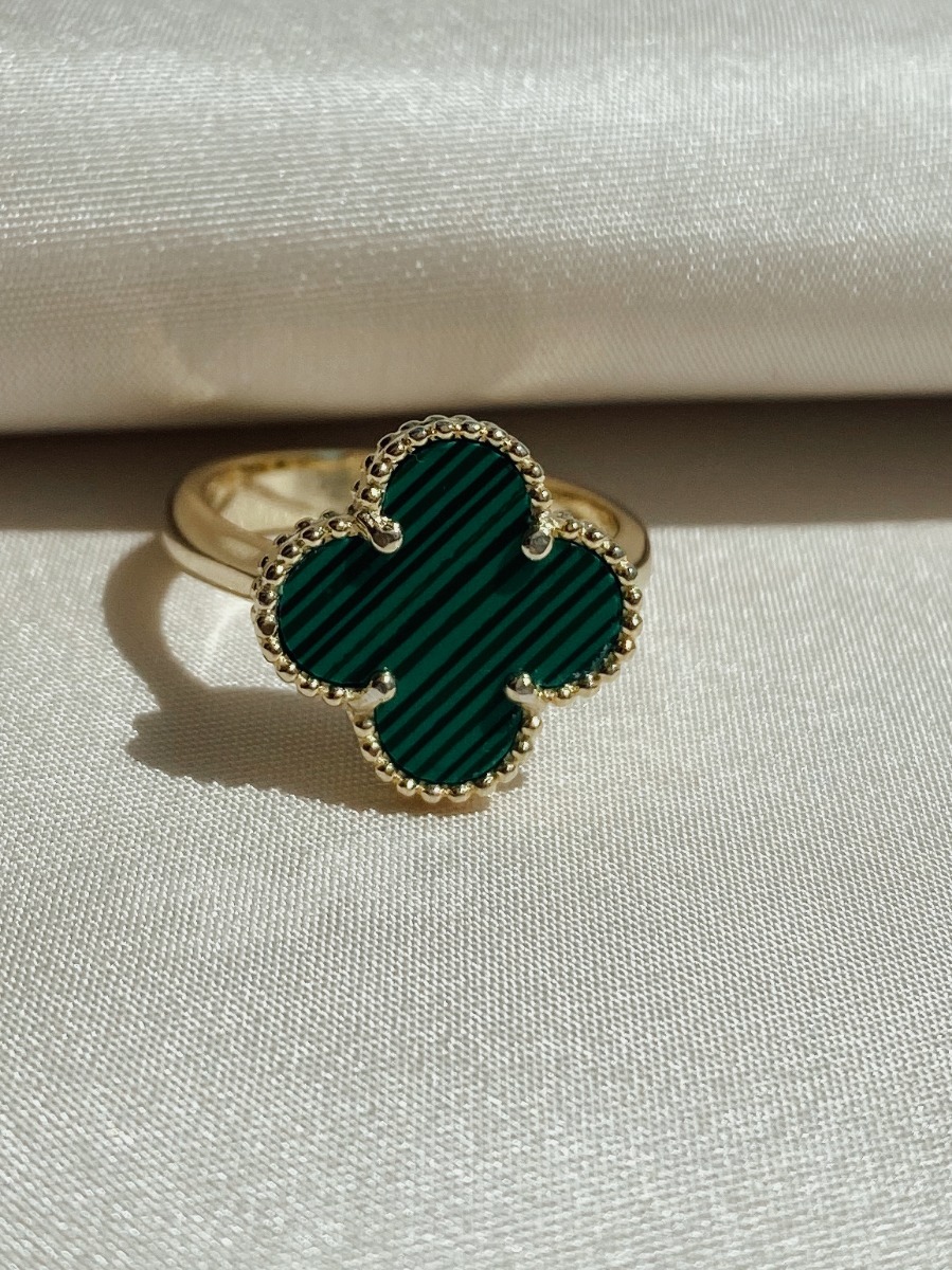 

Женское кольцо из серебра с позолотой Adali Van Cleef с малахитом 17 мм