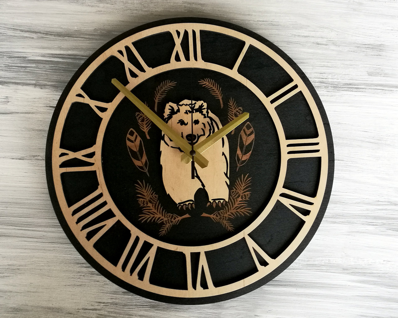 Clock bear. Креативные настенные часы из дерева. Часы настенные с медведем. Часы из дерева медведь. Часы с короной.