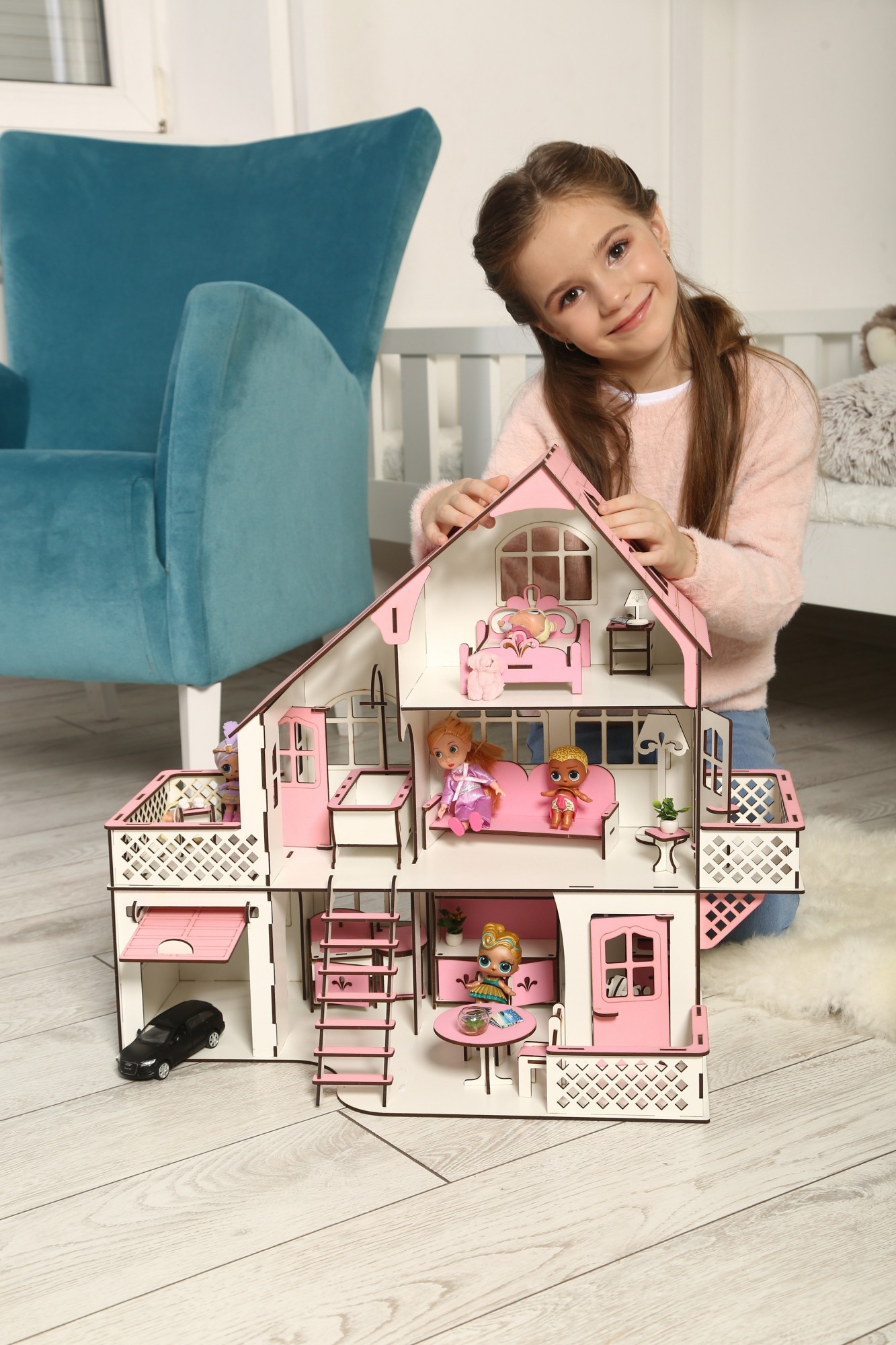 

Деревянный кукольный домик HAPPY KIDS ВИЛЛА для кукол ЛОЛ с гаражом + мебель 20 единиц Бело-розовый