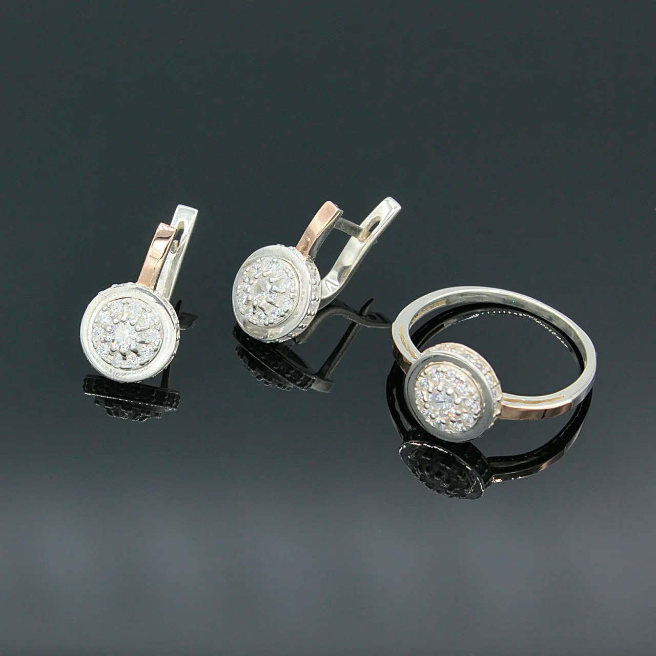 

Серебряное кольцо и серьги Diva Дива Дама с золотыми вставками 19 размер (038г19)