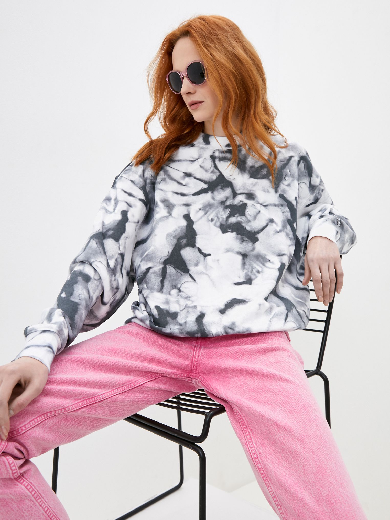 

Свитшот Calvin Klein Jeans Marble Aop Crew Neck J20J215580-0IM S Серебристый