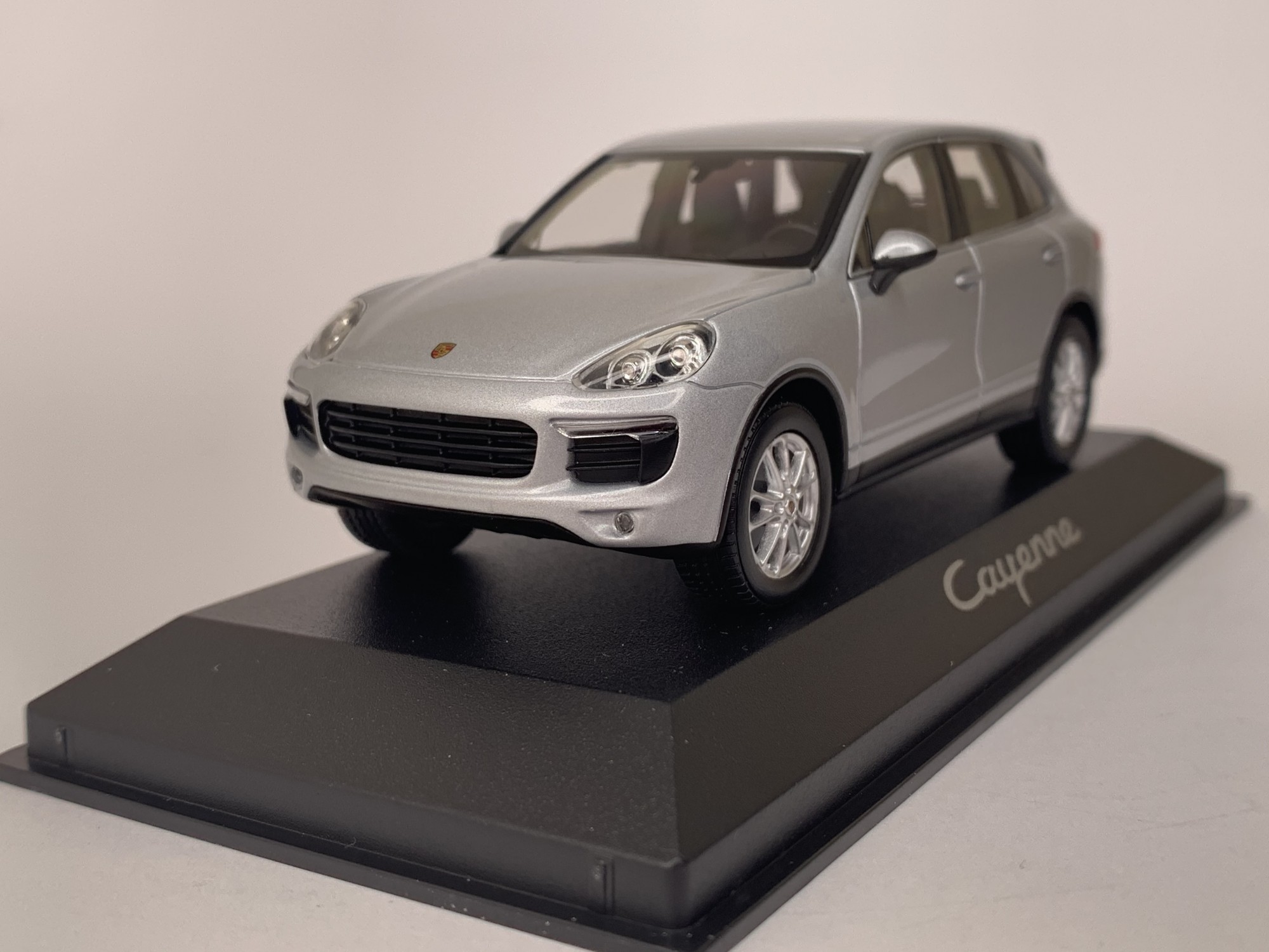 

Автомодель Minichamps Porsche Cayenne 958 2014 (WAP0200020E)