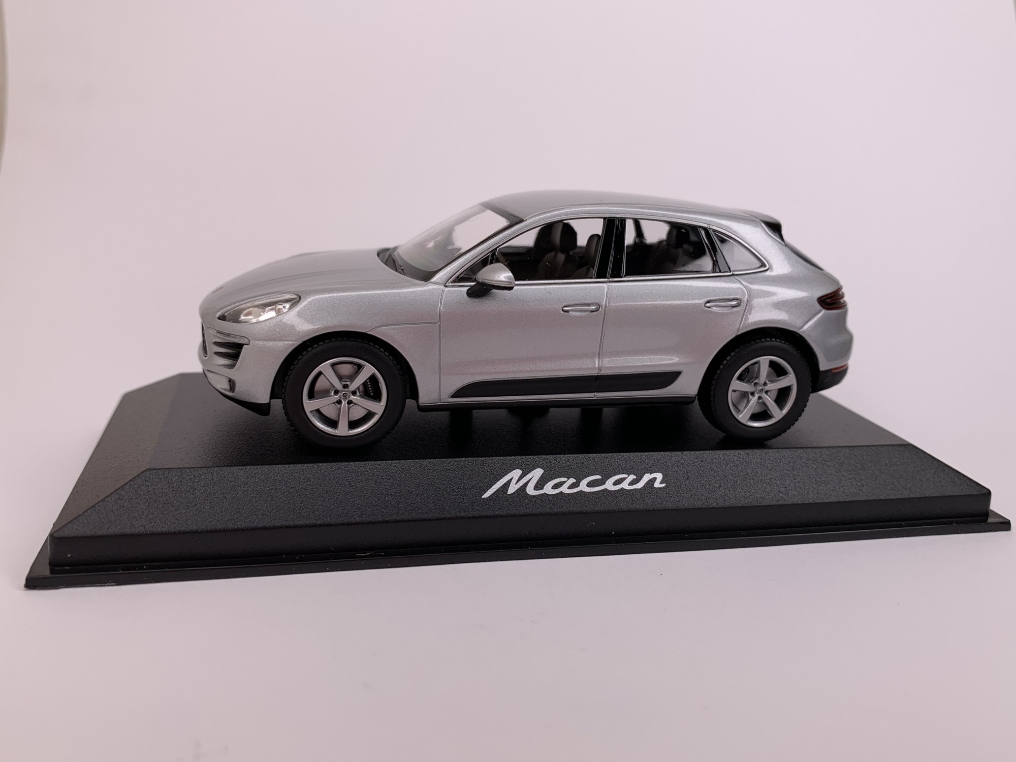 

Автомодель Minichamps Porsche Macan 2013 (WAP0201540E)