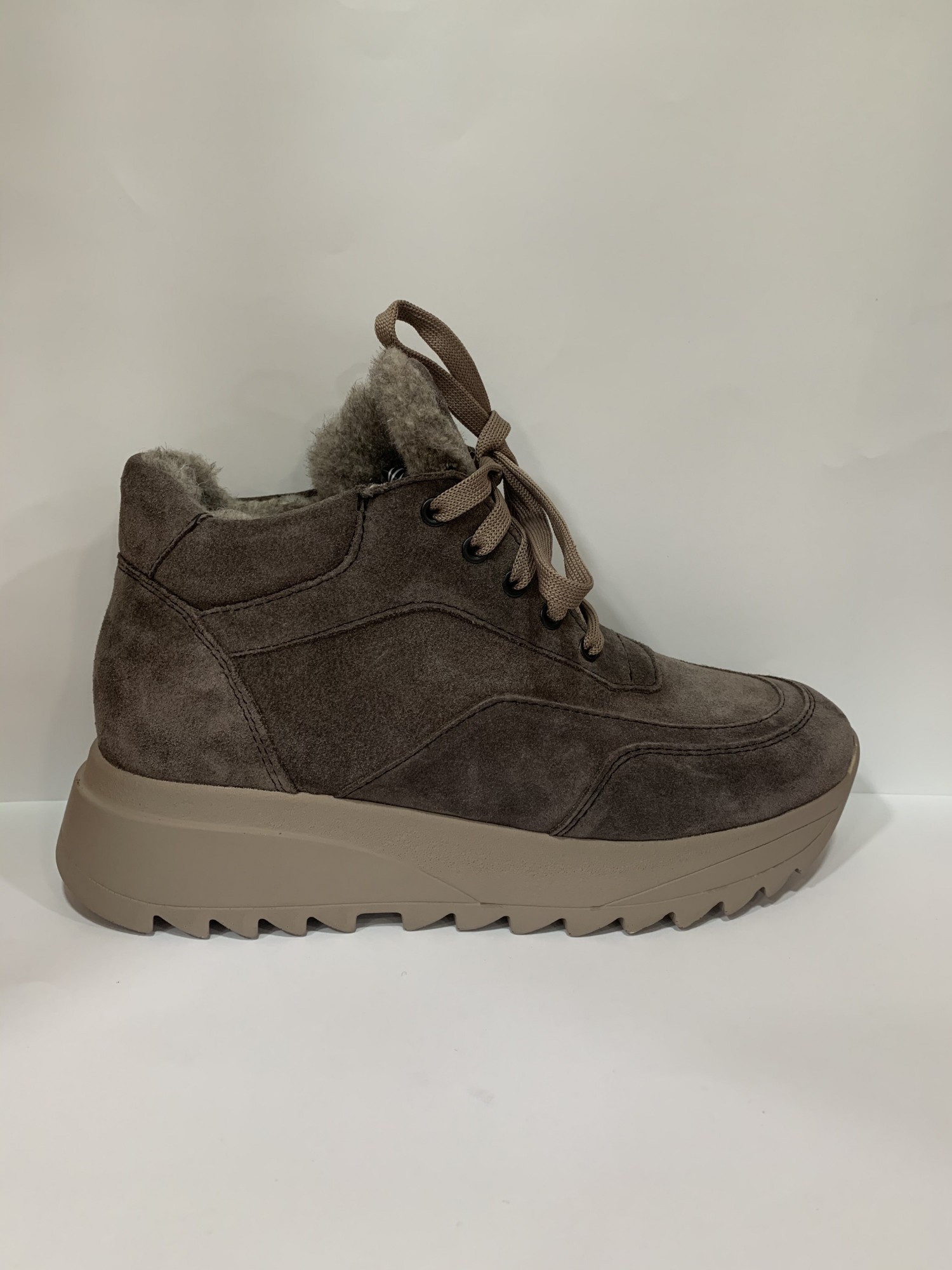 

Кросівки жіночі VADRUS 36 314.40