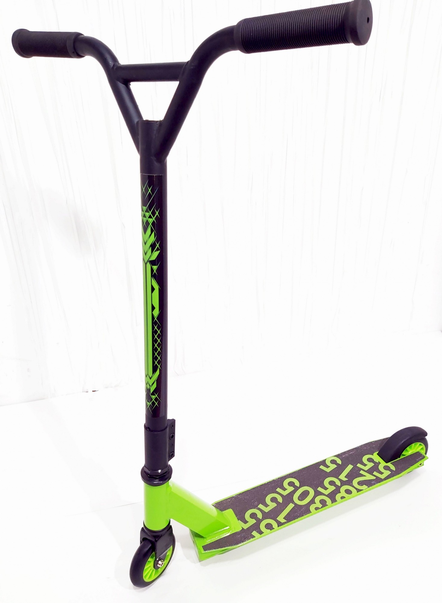 

Самокат для трюков Scooter Numbers 6061 Т4 зеленый колесо 100мм высота руля 85 см