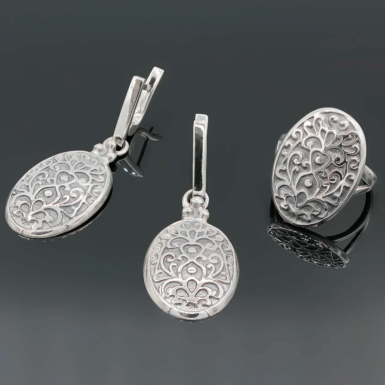 

Серебряное кольцо и серьги Diva Дива Вечность черненые 18 размер (048г18)