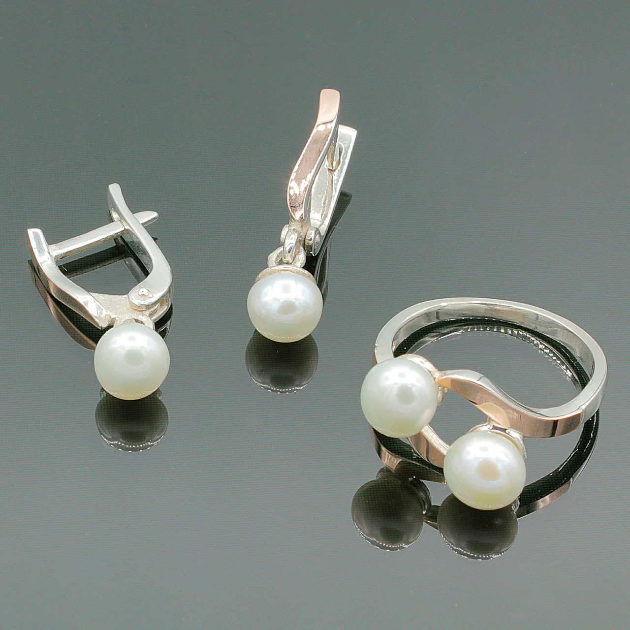 

Серебряное кольцо и серьги Diva Дива Тандем с золотыми вставками и жемчужиной 17 размер (030г17)